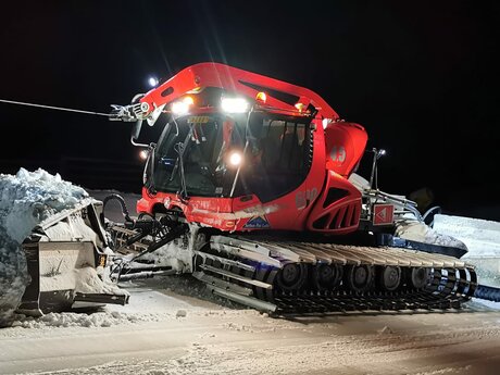 Pistenpräparierung mit Seilwinde Skigebiet Serfaus-Fiss-Ladis in Tirol Backstage Pistenbullyfahrer | © Manuel Juen