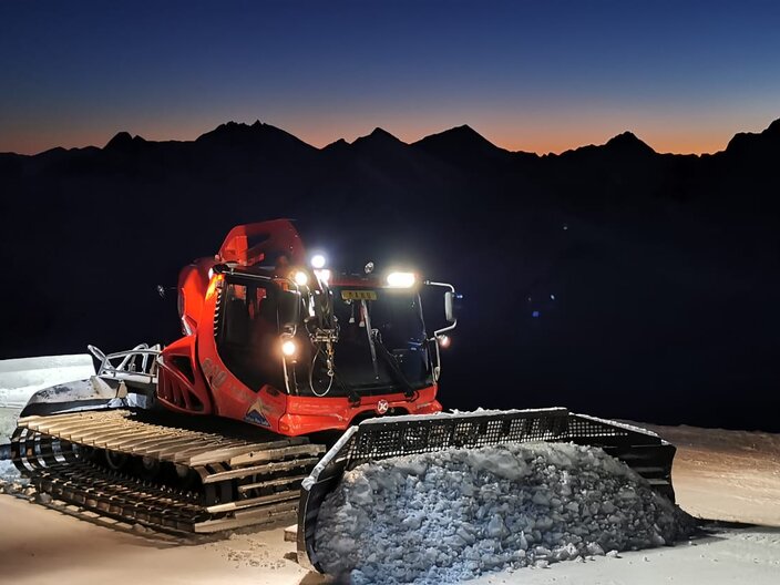 Pistengerät in der Nacht Fahrer Manuel Juen unterwegs im Skigebiet Serfaus-Fiss-Ladis in Tirol | © Manuel Juen