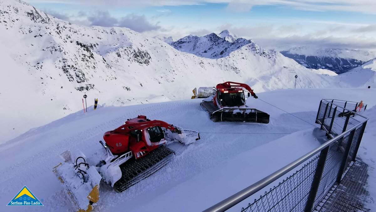 Zwei Pistenbullys am Masnerkopf an der Seilwinde hängend Pistenmanagement Skigebiet Serfaus-Fiss-Ladis in Tirol | © Marcel Juen