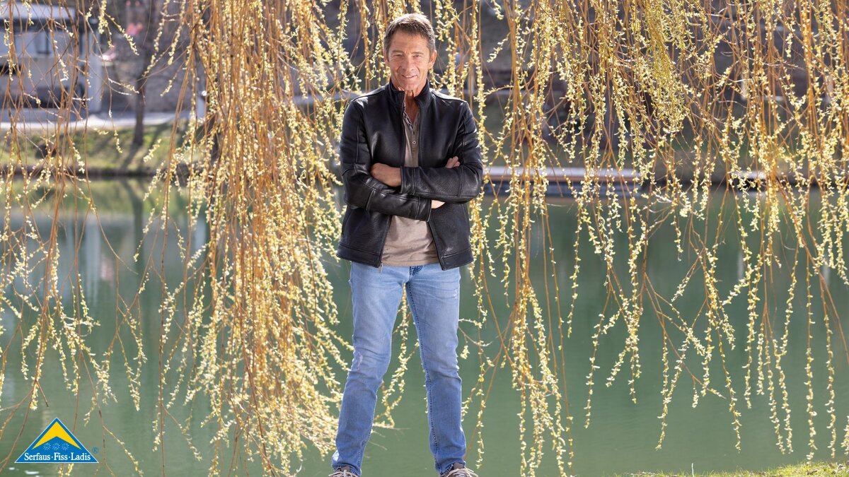 Schlagersänger Gilbert am Schlossweiher in Ladis Sundowner Konzert MOUNDS in Serfaus-Fiss-Ladis in Tirol | © Serfaus-Fiss-Ladis Marketing GmbH | Andreas Kirschner