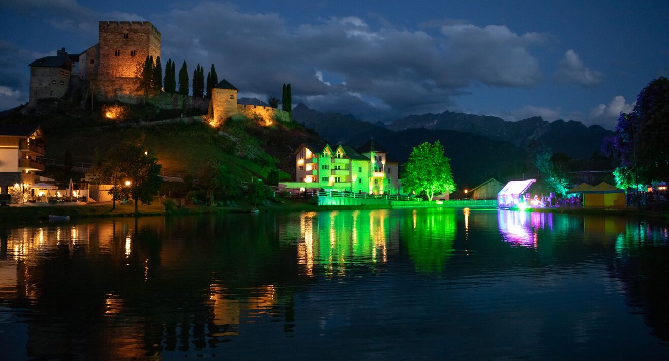 Schwimmende Bühne am Lader Schlossweiher in Serfaus-Fiss-Ladis MOUNDS | © Serfaus-Fiss-Ladis Marketing GmbH | Andreas Kirschner