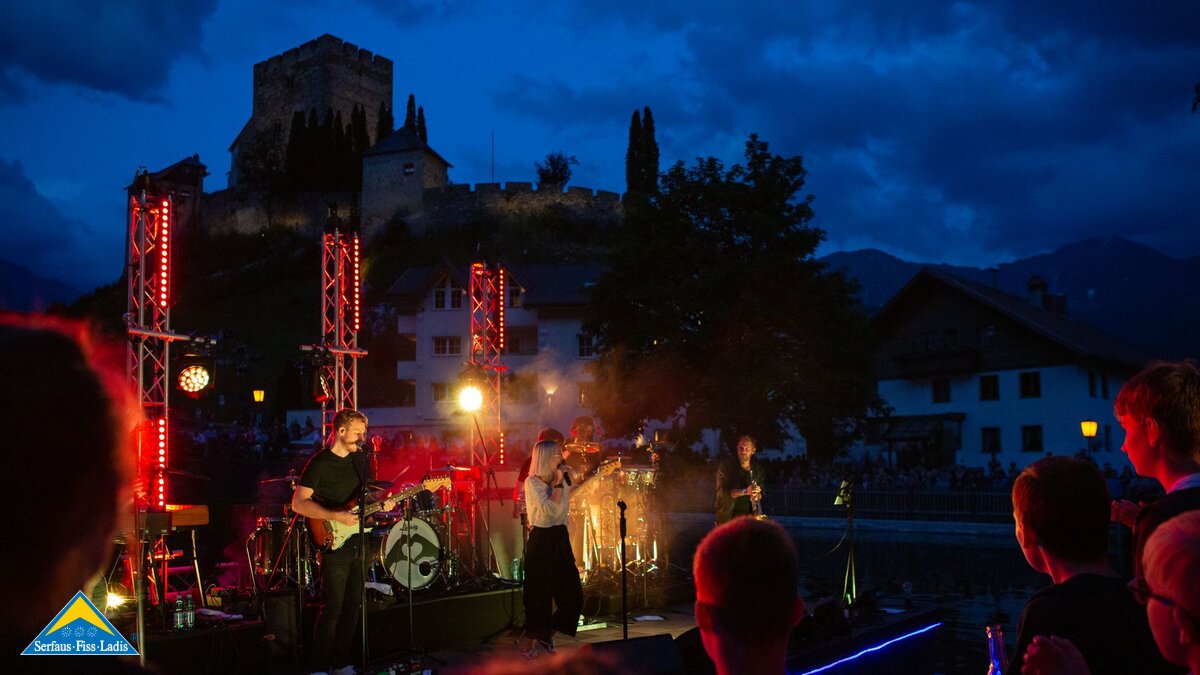MOUNDS Stefanie Heinzmann Konzert am Schlossweiher in Ladis in Serfaus-Fiss-Ladis in Tirol | © Serfaus-Fiss-Ladis Marketing GmbH | Bianca Kirschner