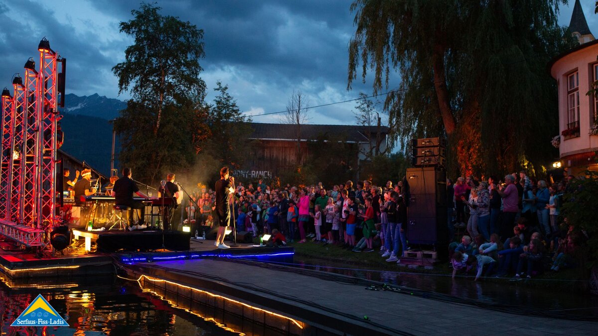 MOUNDS Sundowner-Konzert am See in Ladis in der Familienregion Serfaus-Fiss-Ladis in Tirol | © Serfaus-Fiss-Ladis Marketing GmbH | Bianca Kirschner