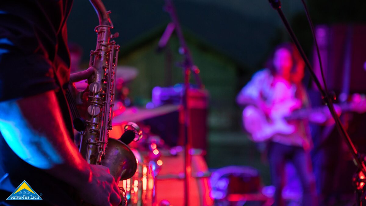 Musiker am Saxophon MOUNDS Sundowner-Konzert The Makemakes in Serfaus-Fiss-Ladis in Tirol | © Serfaus-Fiss-Ladis Marketing GmbH | Andreas Kirschner