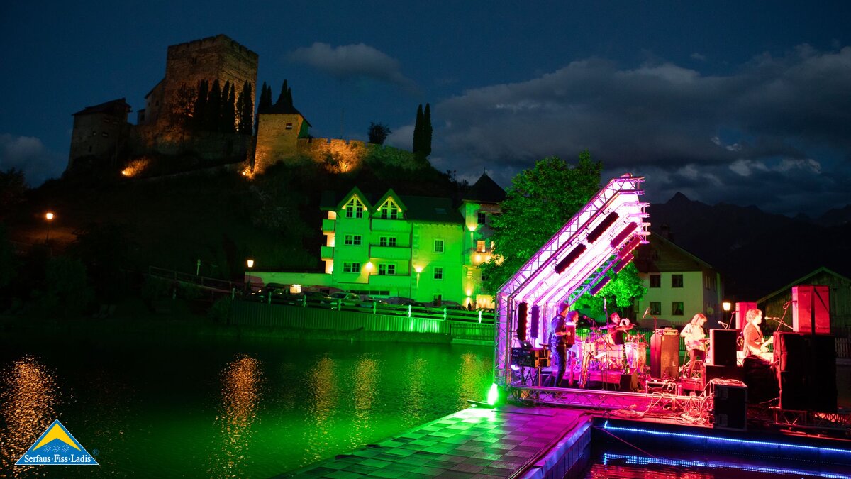 Schwimmende Konzertbühne auf einem See MOUNDS Sundowner Konzert in Serfaus-Fiss-Ladis in Tirol | © Serfaus-Fiss-Ladis Marketing GmbH | Andreas Kirschner