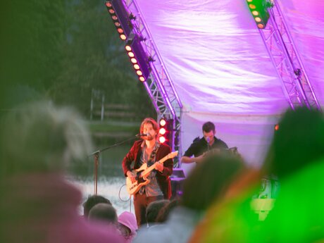 Konzert MOUNDS The Makemakes am Lader Schlossweiher in Serfaus-Fiss-Ladis in Tirol | © Serfaus-Fiss-Ladis Marketing GmbH | Andreas Kirschner