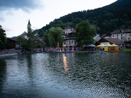 MOUNDS Musikfestival für die ganze Familie Abendkonzert in Ladis am Schlossweiher | © Serfaus-Fiss-Ladis Marketing GmbH | Fabian Schirgi