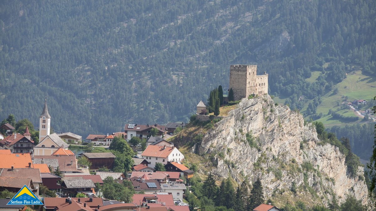 Dorf Ladis mit Burg Laudeck, Häusern und Schlossweiher Sommer Familienregion Serfaus-Fiss-Ladis | © Serfaus-Fiss-Ladis Marketing GmbH | Andreas Kirschner