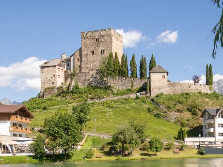 Mittelalterliche Burg Laudeck mit Weiher im Sommer Familienregion Serfaus-Fiss-Ladis in Tirol | © Serfaus-Fiss-Ladis Marketing GmbH | Andreas Kirschner