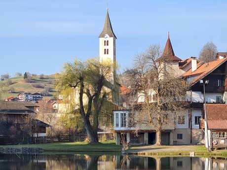 Bad Ladis mit Schlossweiher und Pfarrkirche Ladis Sommer Familienregion Serfaus-Fiss-Ladis in Tirol | © Serfaus-Fiss-Ladis Marketing GmbH