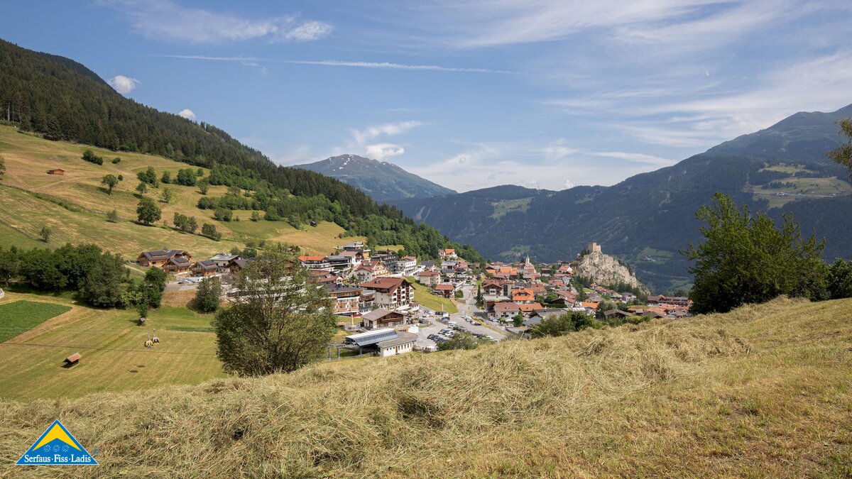 Getrocknetes Heu auf der Wiese Bauern in Serfaus-Fiss-Ladis bei der Arbeit | © Serfaus-Fiss-Ladis Marketing GmbH | Andreas Kirschner