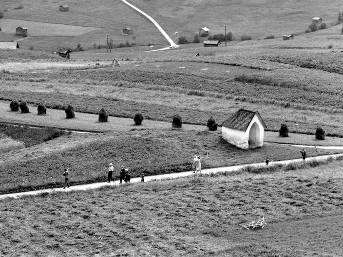 Alte Fotografie Fiss Bauern auf den Wiesen und Feldern Serfaus-Fiss-Ladis in Tirol | © Gemeindearchiv Fiss