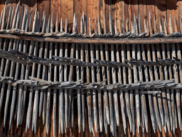 Heuaufhängung Huinzen aufgereiht Arbeiten im Sommer Blog Bauern in Serfaus-Fiss-Ladis | © Serfaus-Fiss-Ladis Marketing GmbH | Andreas Kirschner