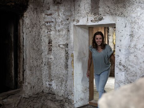 Robine Lievaart beim Umbau des denkmalgeschützten Hauses in Ladis  in Tirol Blobeitrag Sun Days | © Serfaus-Fiss-Ladis Marketing GmbH | Rene Raggl