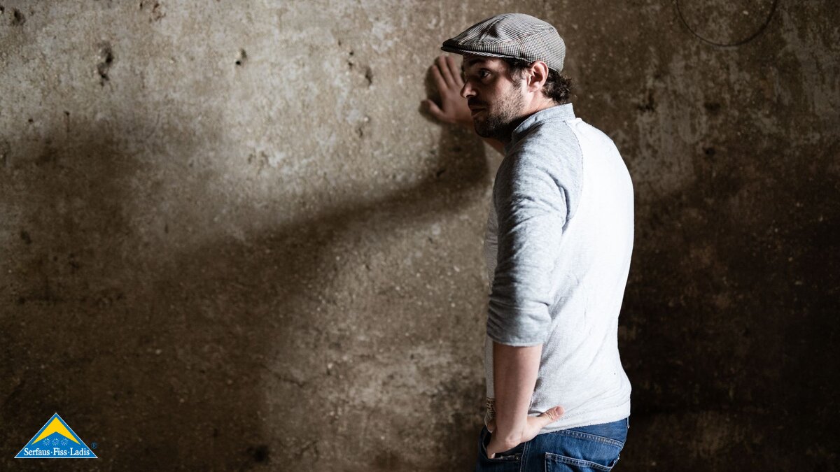 Simon Juen in seinem denkmalgeschützten Haus in Ladis in Tirol | © Serfaus-Fiss-Ladis Marketing GmbH | Rene Raggl