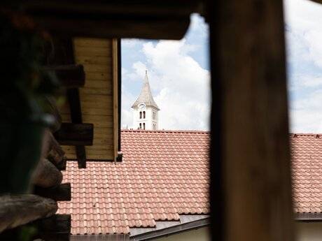 Blick auf Kirchturm in Ladis vom Hanni's Haus in Serfaus-Fiss-Ladis in Tirol | © Serfaus-Fiss-Ladis Marketing GmbH | Rene Raggl
