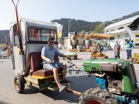 Traktor dreht Runden beim Genussherbst in Serfaus-Fiss-Ladis | © Serfaus-Fiss-Ladis Marketing GmbH | Andreas Kirschner