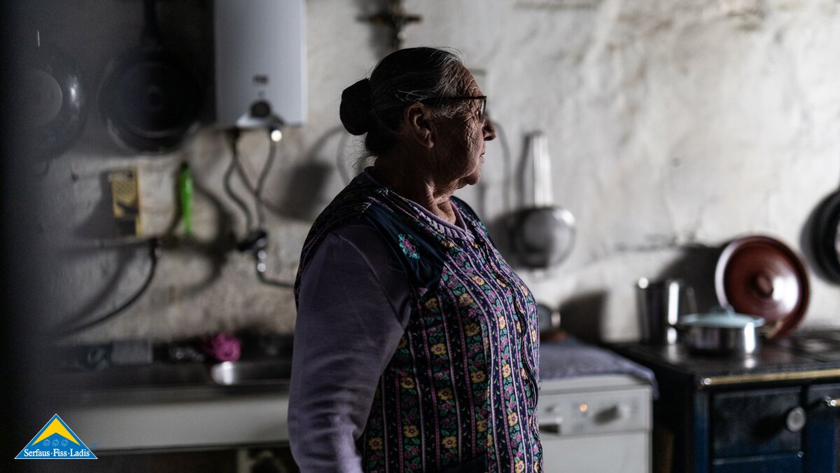 Serfauser Bäuerin Rosmarie Waldner in ihrer Rauchküche in Serfaus-Fiss-Ladis in Tirol | © Serfaus-Fiss-Ladis Marketing GmbH | Rene Raggl