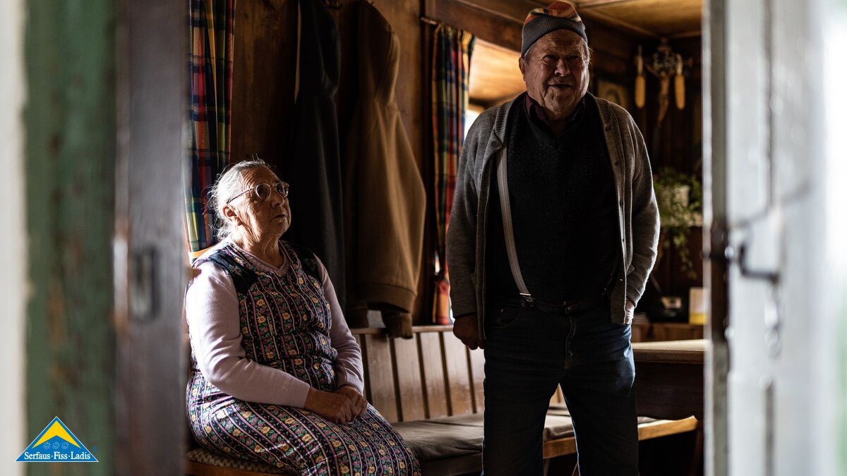 Zwei Bauernleute in ihrer gemütlichen Holzsstube in Serfaus-Fiss-Ladis in Tirol | © Serfaus-Fiss-Ladis Marketing GmbH | Rene Raggl