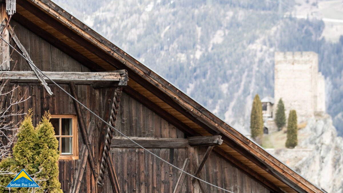 Altes Haus in Ladis mit Blick auf die Burg Laudeck in Serfaus-Fiss-Ladis in Tirol | © Serfaus-Fiss-Ladis Marketing GmbH | Rene Raggl