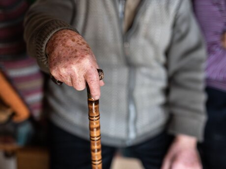 Alter Mann mit Gehstock in der Hand Gästemagazin der Region Serfaus-Fiss-Ladis in Tirol Sun Days | © Serfaus-Fiss-Ladis Marketing GmbH | Rene Raggl