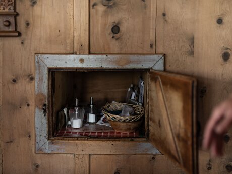 Alte Durchreiche zur Küche in einem Bauernhaus in Serfaus-Fiss-Ladis in Tirol | © Serfaus-Fiss-Ladis Marketing GmbH | Rene Raggl