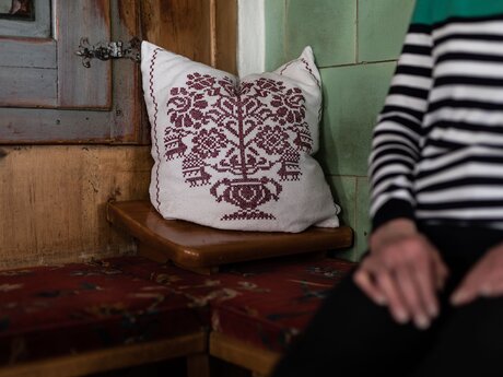 Bestickter Ofen auf einer alten Ofenbank Familie Rietzler in Serfaus-Fiss-Ladis in Tirol | © Serfaus-Fiss-Ladis Marketing GmbH | Rene Raggl