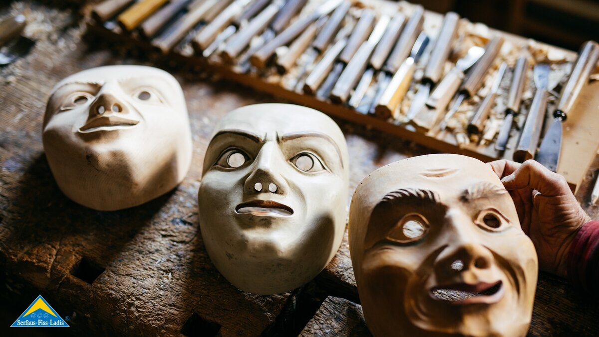 Von Siegfried Krismer handgeschnitzte Masken für das Fisser Blochziehen in Tirol Österreich | © Serfaus-Fiss-Ladis Marketing GmbH | Rene Raggl