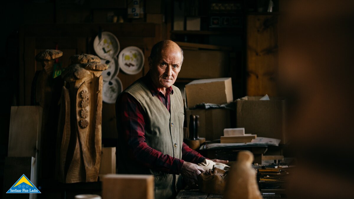 Schnitzer und Bildhauer Siegfried Krismer bei der Arbeit in seiner Werkstatt für das Fisser Blochziehen in Serfaus-Fiss-Ladis in Tirol | © Serfaus-Fiss-Ladis Marketing GmbH | Rene Raggl