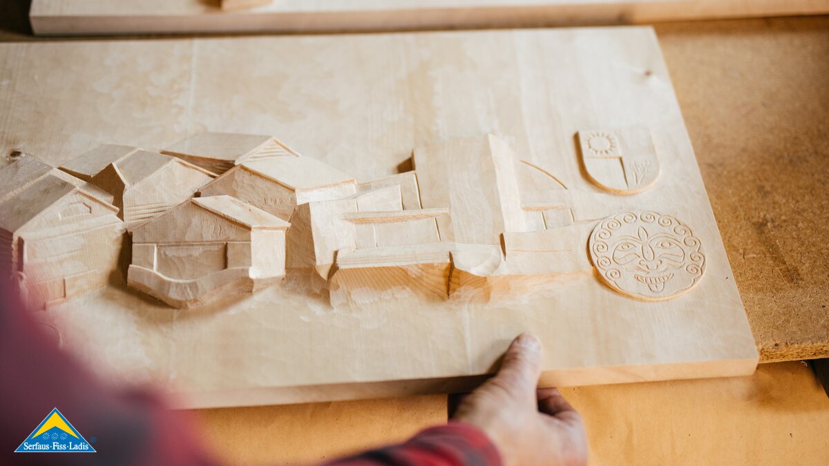 Fiss und das Blochziehen geschnitzt von Siegfried Krismer in seiner Werkstatt | © Serfaus-Fiss-Ladis Marketing GmbH | Rene Raggl