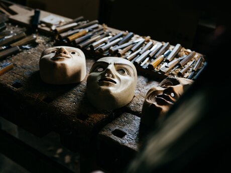 Masken für das Fisser Blochziehen in der Werkstatt von Siegfried Krismer in Tirol Österreich | © Serfaus-Fiss-Ladis Marketing GmbH | Rene Raggl