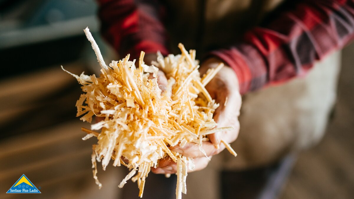 Holzspähne sind bei Schnitzarbeiten ein Abfallprodukt und werden anderwertig wieder verwendet | © Serfaus-Fiss-Ladis Marketing GmbH | Rene Raggl