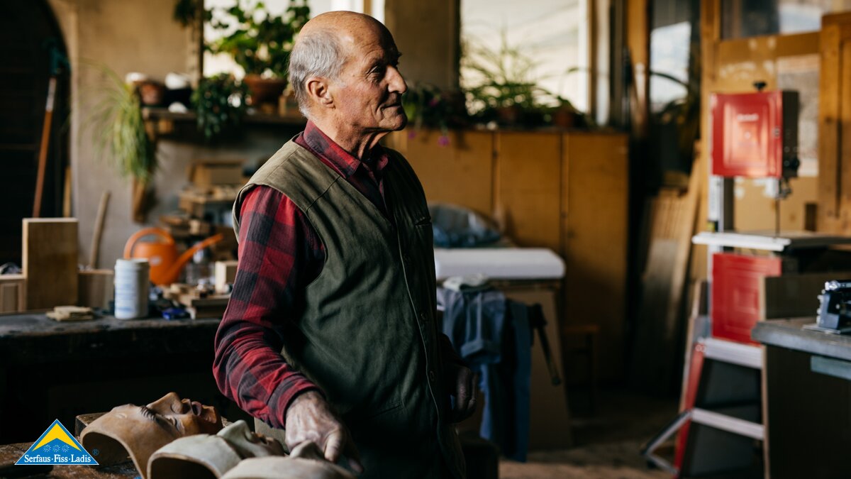 Siegfried Krismer in seiner Werkstatt in Fiss in Tirol | © Serfaus-Fiss-Ladis Marketing GmbH | Rene Raggl