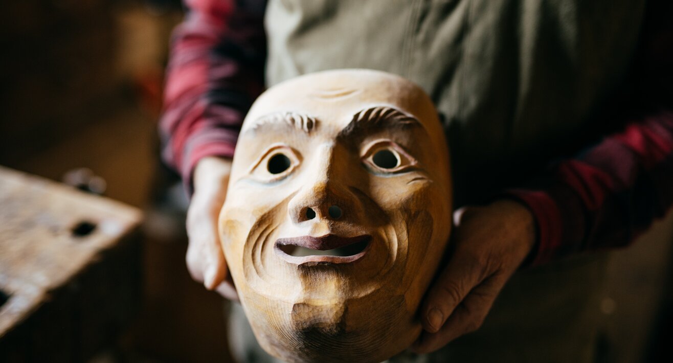 Siegfried mit einer selbstgeschnitzten Maske für das Fisser Blochziehen in Tirol Österreich | © Serfaus-Fiss-Ladis Marketing GmbH | Rene Raggl