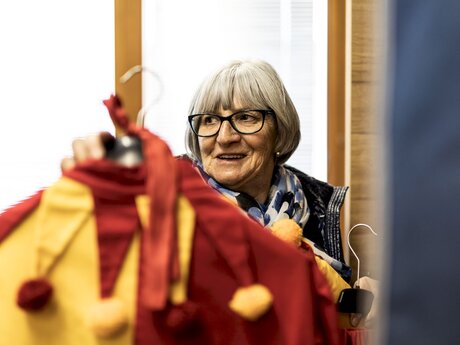 Näherin Zita Rietzler mit dem Bajatzl Kostüm vom Fisser Blochziehen | ©  Serfaus-Fiss-Ladis Marketing GmbH | Rene Raggl