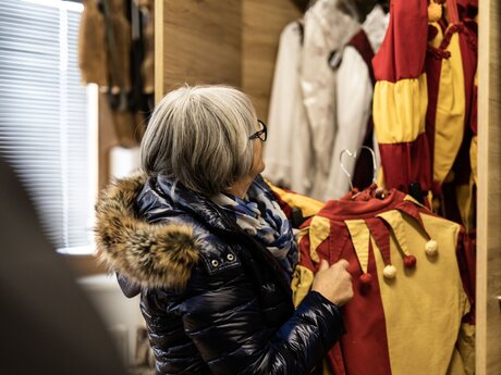 Zita Rietzler mit dem Bajatzl-Kostüm in der Hand  | © Serfaus-Fiss-Ladis Marketing GmbH | Rene Raggl