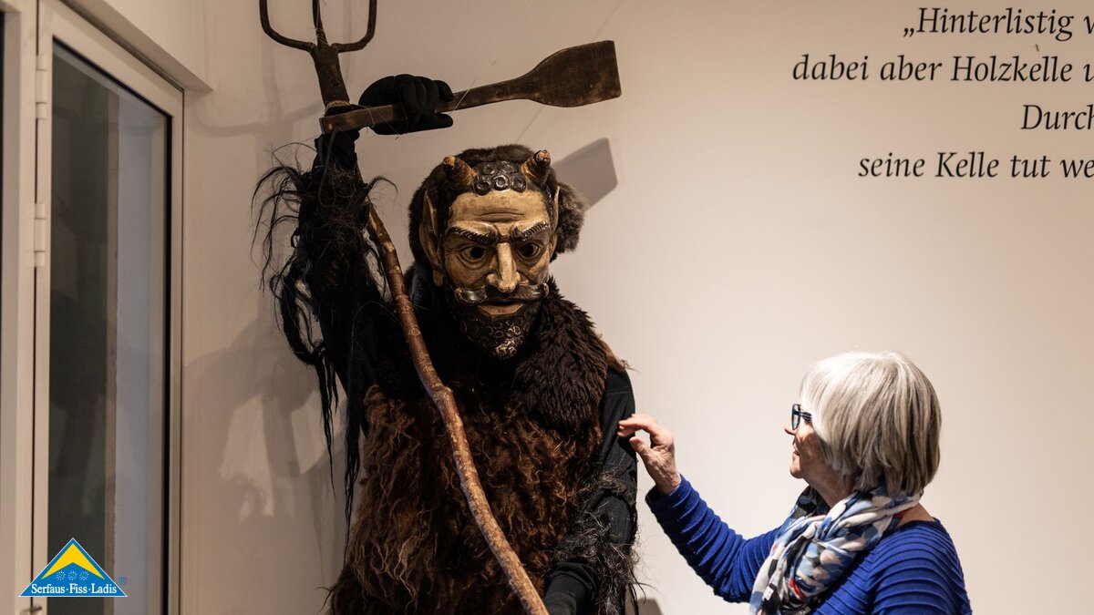 Zita Rietzler mit der Leitfigur Schwoaftuifl | © Serfaus-Fiss-Ladis Marketing GmbH | Rene Raggl