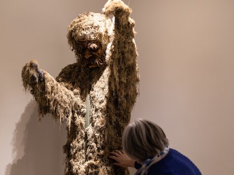 Zita Rietzler mit der Figur Miasmann | ©  Serfaus-Fiss-Ladis Marketing GmbH | Rene Raggl