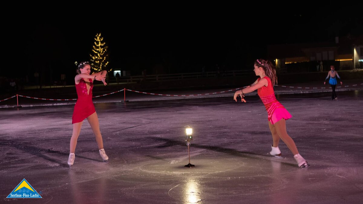 Nachwuchs Eiskunstläuferinnen des Tiroler Eislaufverabndes bei Magic Ladis "Fire & Ice" bei der Burg Laudegg. | © Serfaus-Fiss-Ladis Marketing GmbH I Andreas Kirschner