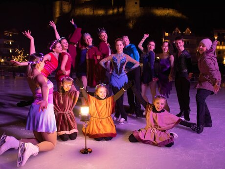 Nachwuchsläufer:innen des Tiroler Eislaufverbandes bei Magic Ladis "Fire & Ice" bei der Burg Laudeck.  | © Serfaus-Fiss-Ladis Marketing GmbH I Andreas Kirschner