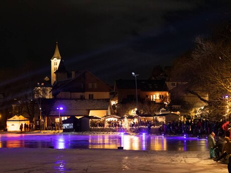 Der Eislaufplatz am Lader Weiher wurde für Magic Ladis zur Showbühne.  | © Serfaus-Fiss-Ladis Marketing GmbH I Andreas Kirschner