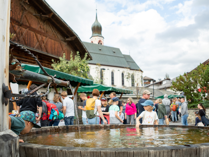 Im Sommer findet im Dorfzentrum von Fiss das s'Fest am Brunnen statt | © Serfaus-Fiss-Ladis Marketing GmbH | Andreas Kirschner