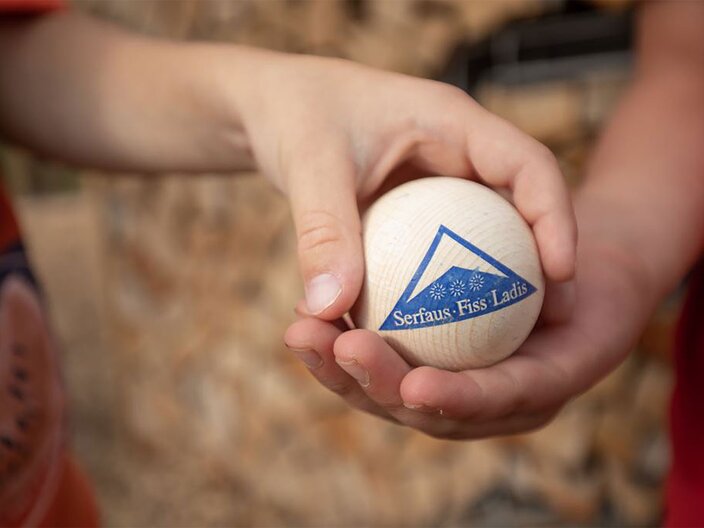 Der Holzkugelweg ist ein Wanderweg in der Familien Urlaubsregion Serfaus Fiss Ladis in Tirol | © Serfaus-Fiss-Ladis Marketing GmbH | Andreas Kirschner