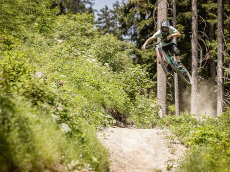 Große Jumps sind im Bikepark Serfaus-Fiss-Ladis garantiert. Bike Spaß für Jung und Alt in Tirol | © Serfaus-Fiss-Ladis Marketing GmbH |  Rudi Wyhlidal