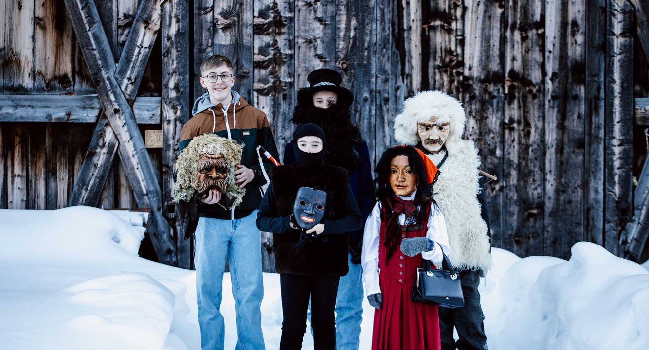 Das Fisser Kinderblochziehen ist ein uralter Fasnachtsbrauch und gehört zum UNESCO Weltkulturerbe. Es findet im 4-Jahres-Rythmus in Fiss statt | © Serfaus-Fiss-Ladis Marketing GmbH | Rene Raggl