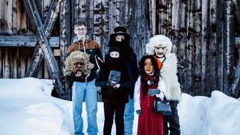 Das Fisser Kinderblochziehen ist ein uralter Fasnachtsbrauch und gehört zum UNESCO Weltkulturerbe. Es findet im 4-Jahres-Rythmus in Fiss statt | © Serfaus-Fiss-Ladis Marketing GmbH | Rene Raggl