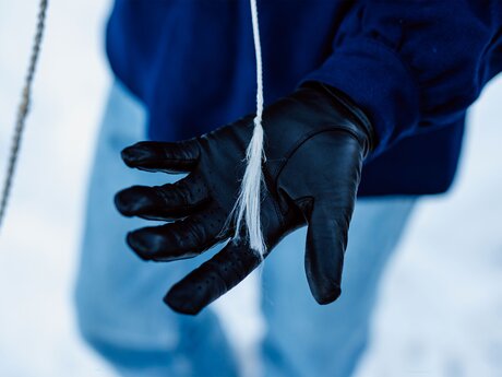 Die Peitsche ist das Werkzeug des Fuhrmann beim Fisser Kinderblochziehen  | © Serfaus-Fiss-Ladis Marketing GmbH | Rene Raggl