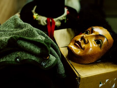 Handgeschnitzte Maske für das Fisser Kinderblochziehen in Tirol Österreich | © Serfaus-Fiss-Ladis Marketing GmbH | Rene Raggl