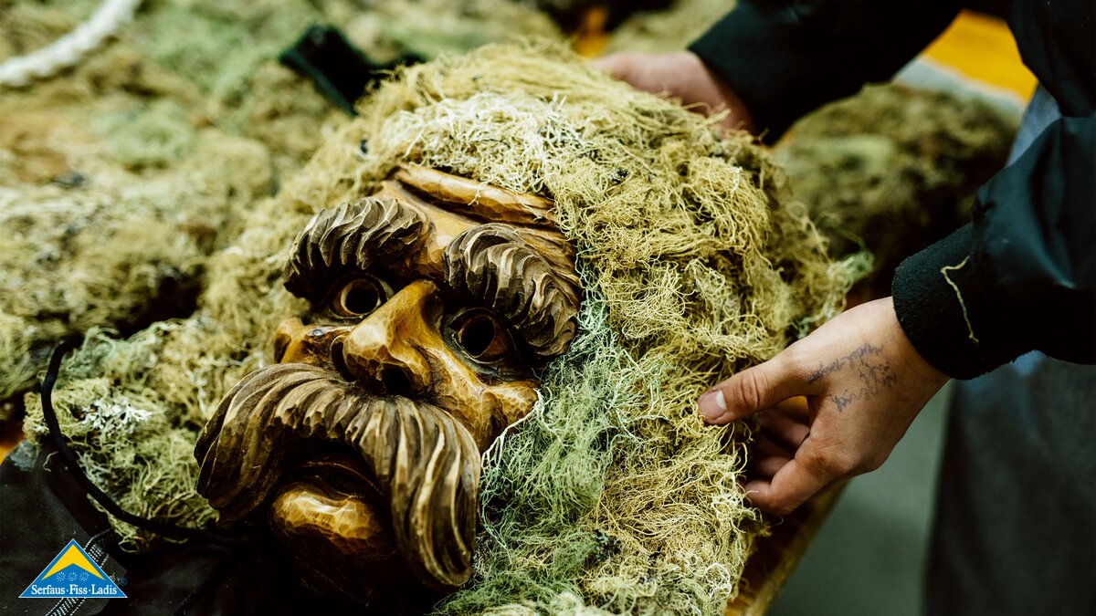  Die Maske des Miasmann wird händisch geschnitzt und mit Moos bedeckt. Er verkörpert den Wald beim Fisser Kinderblochziehen | © Serfaus-Fiss-Ladis Marketing GmbH | Rene Raggl