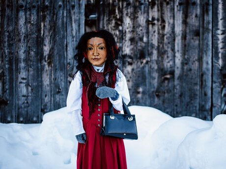 Alle Kostüme und Masken für das Fisser Kinderblochziehen werden handgefertigt. Das ist ein Fasnachtsbrauch in Tirol | © Serfaus-Fiss-Ladis Marketing GmbH | Rene Raggl